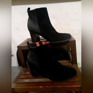 Ladies short boots